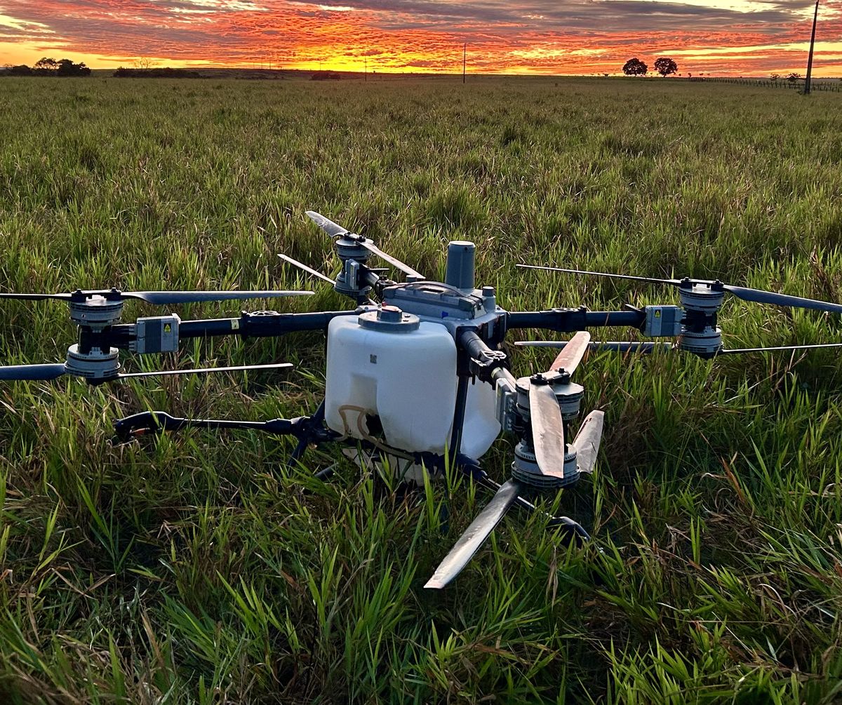 Drone agrícola da Bravo Performance no campo, no fim da tarde